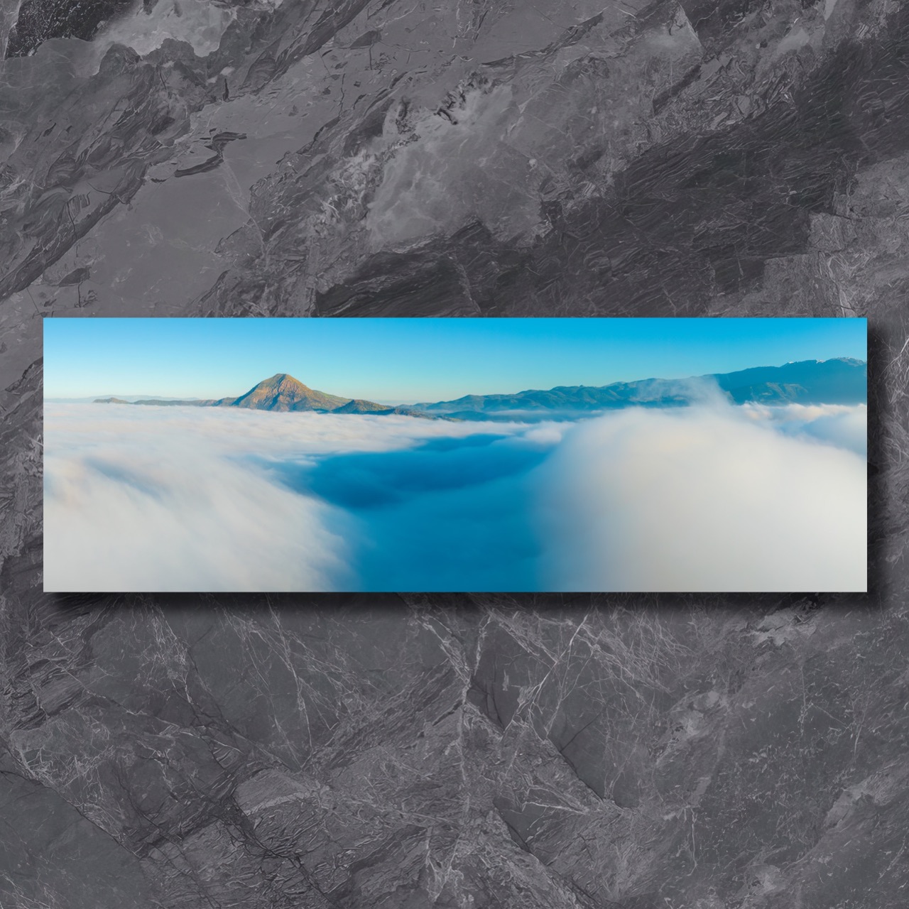 "Despertar del Cerro Manquehue: Amanecer sobre Mar de Algodón" - Imagen 5