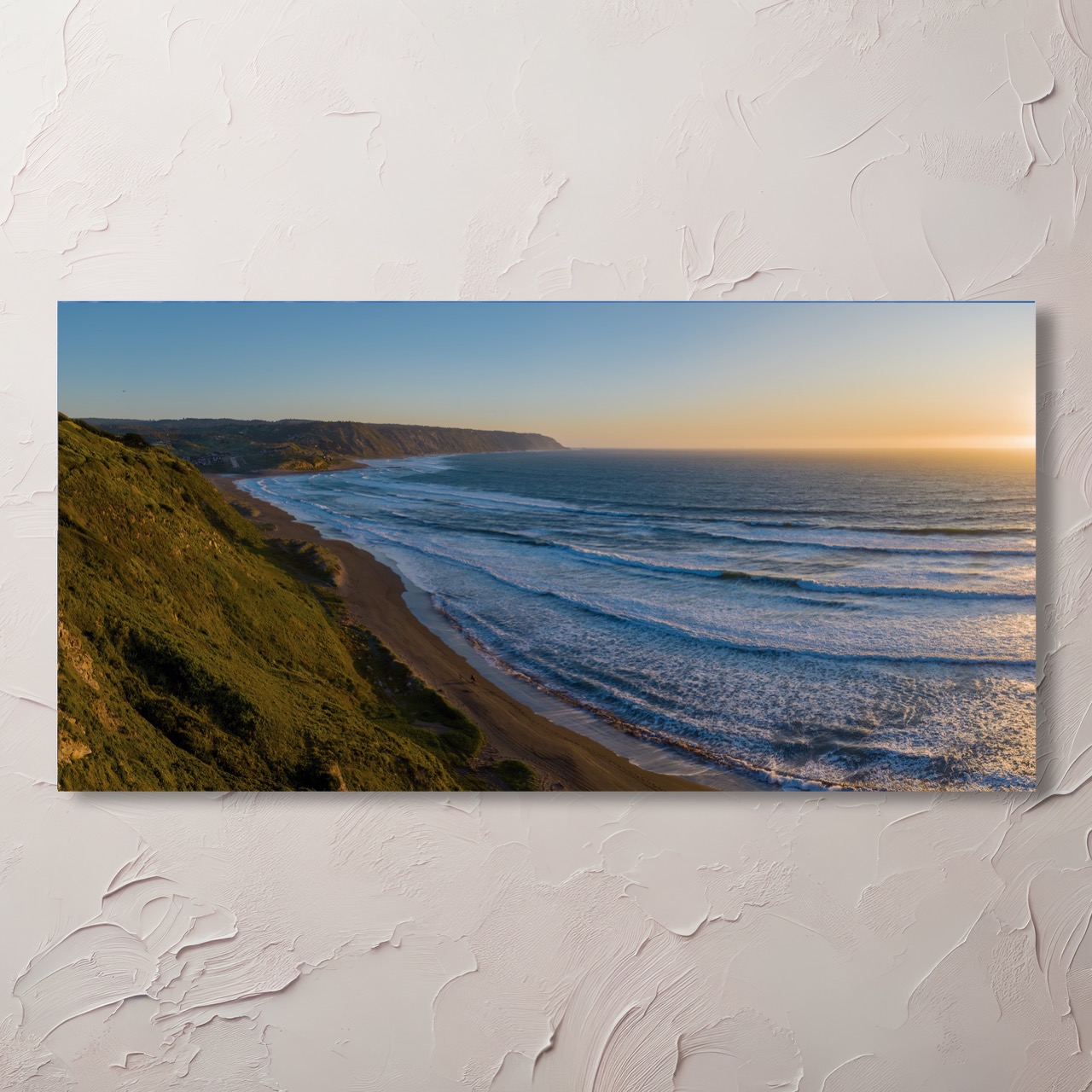 "Olas y Colinas Fundiéndose en la Luz del Atardecer en Pupuya" - Imagen 8