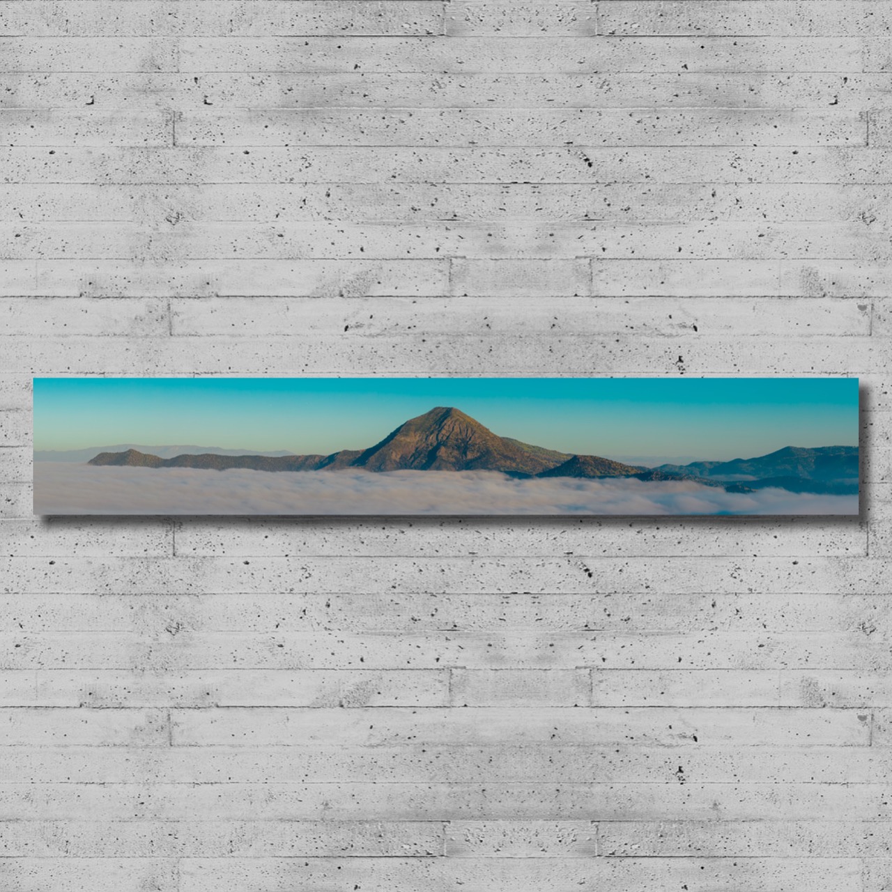 "Guardián Rocoso en Mar de Calma: Luz de Primavera Sobre Cerro Manquehue" - Imagen 10