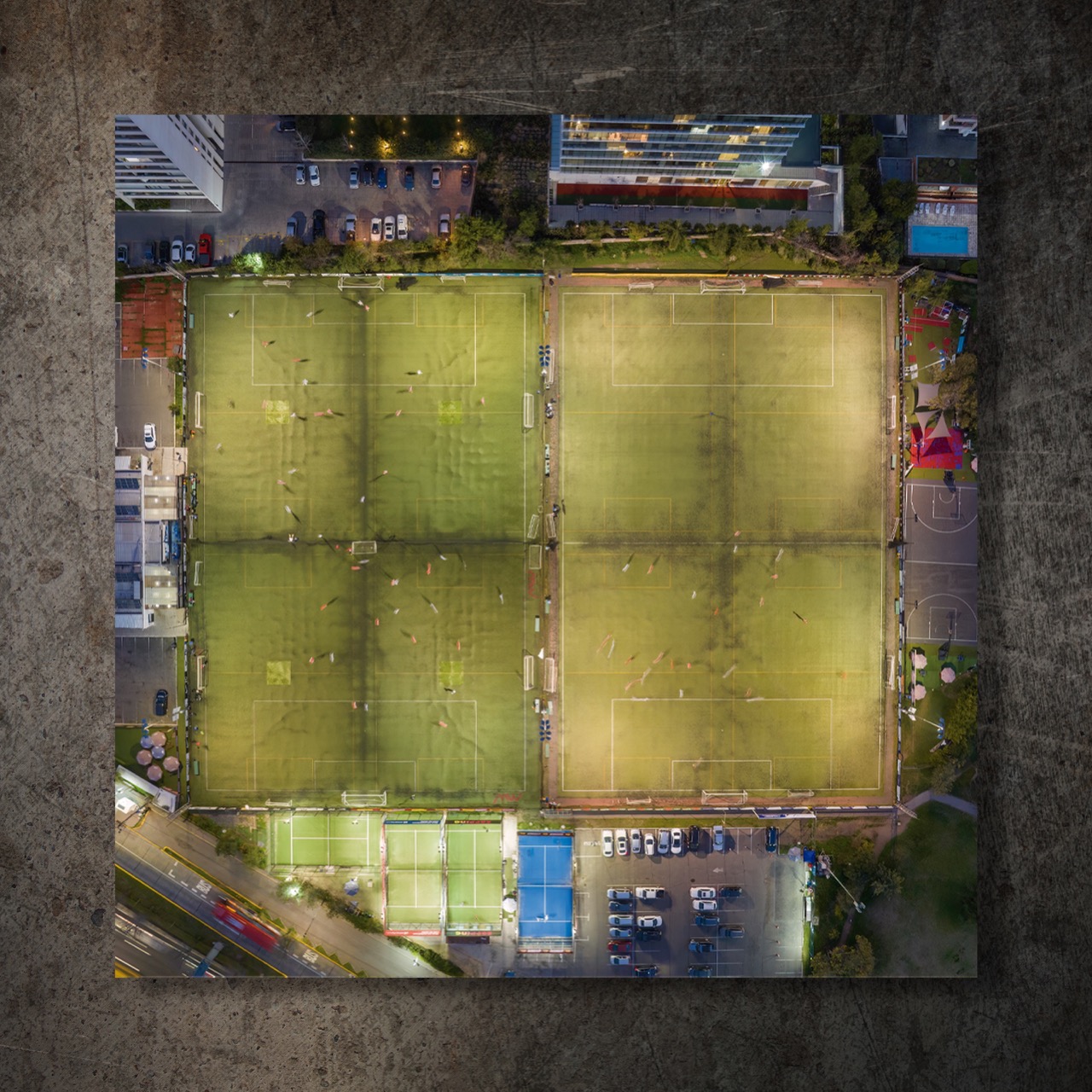 "Arquitectura del Deporte: Espejos Verdes entre las Sombras de la Ciudad" - Imagen 10